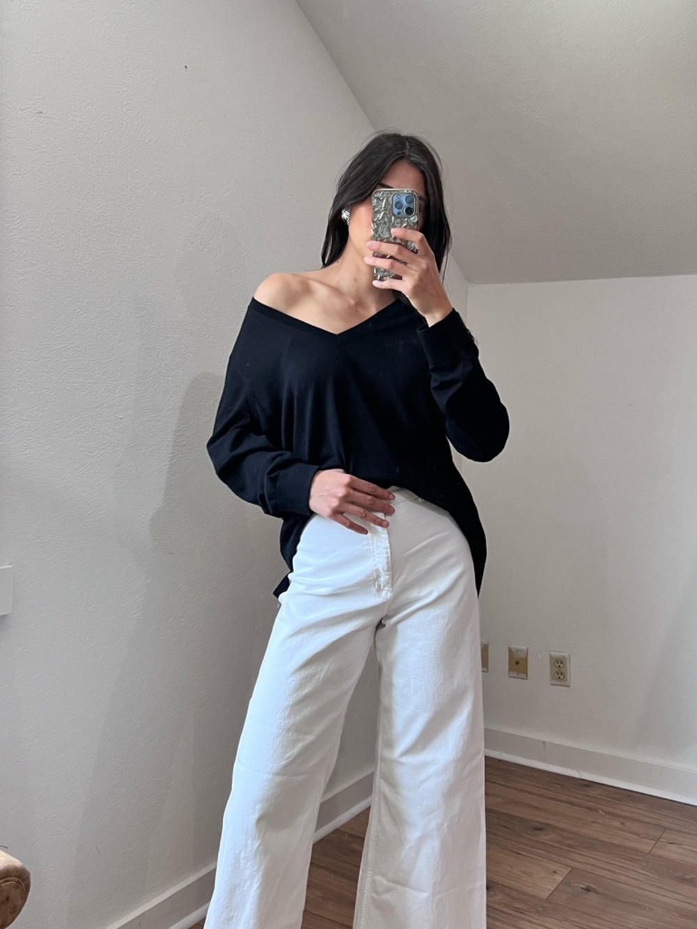 90’s minimalist Black V-Neck pullover, 100% Merino extra fine wool